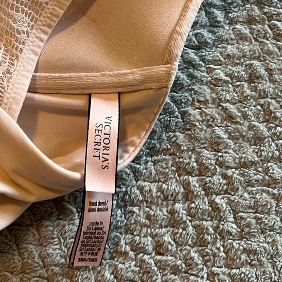 Victoria’s Secret Bra - Picture 3 of 4
